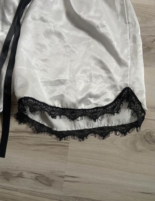 biała sliska satynowa piżamka krótka z czarną koronką deezee L 40