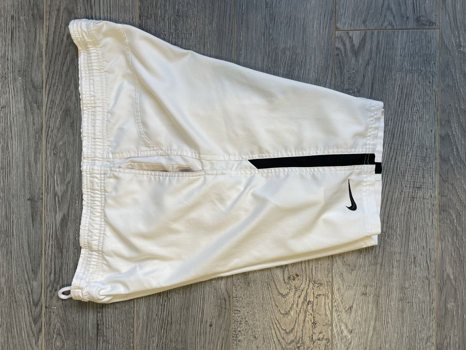 Шорти білі Nike.