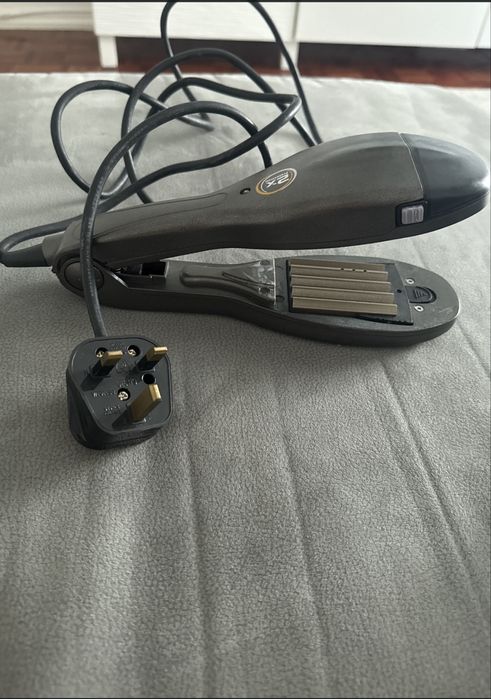 Prancha para fazer Ondulaçao cinza e preta, Marca REMINGNTON