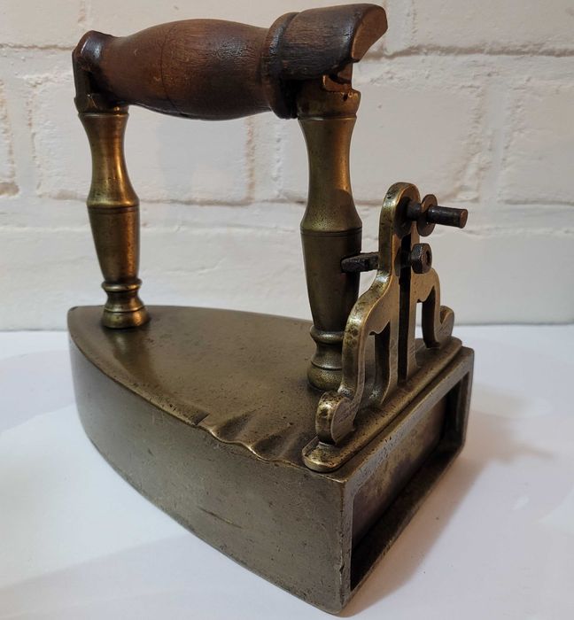 Stare przedwojenne mosiężne żelazko