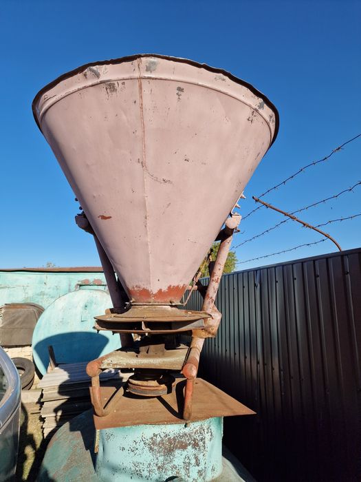 розкидач добрив 0,5т