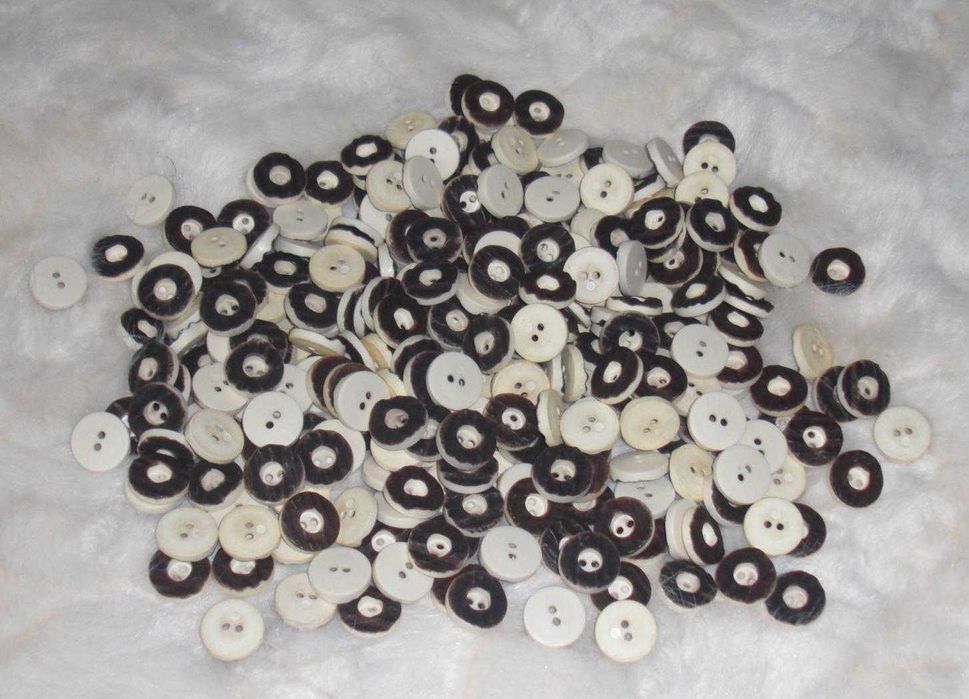 Guziki, duży zbiór ca. 290 sztuk, plastikowe na wzór rogowych, trachten