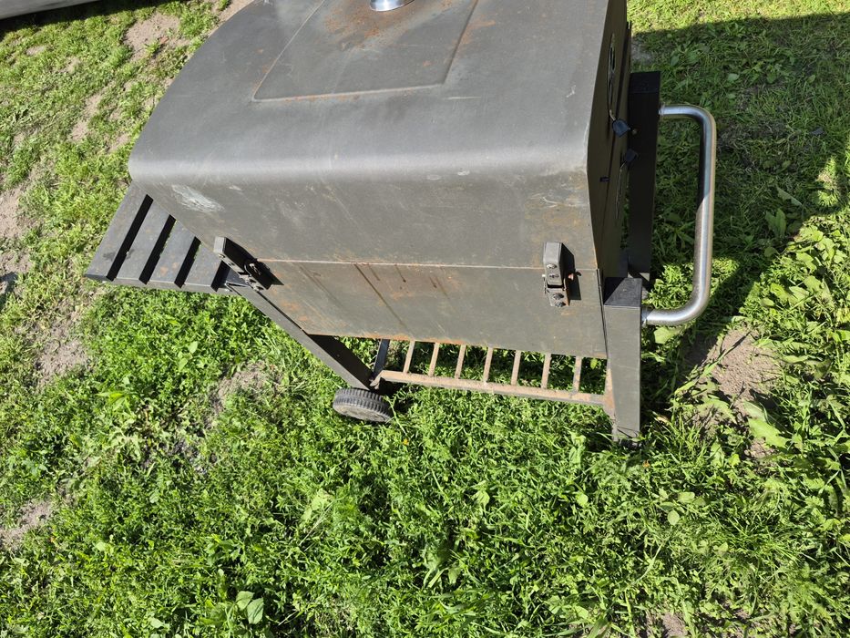 Grill węglowy z pokrowcem