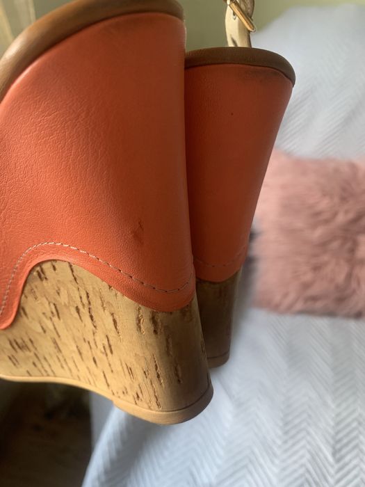 Sandałki na koturnie skóra koralowe