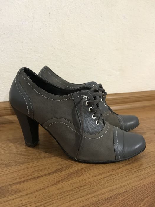Сірі шкіряні туфлі