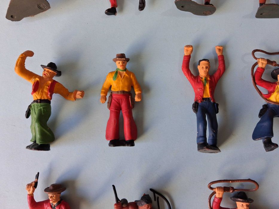 15 Bonecos PVC Índios & Cowboys anos 70. Ver fotos. O preço é do lote.