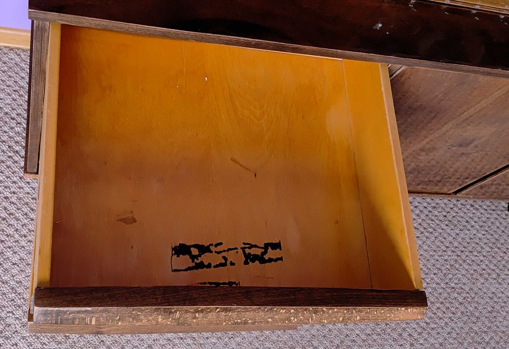 Kredens z połyskiem