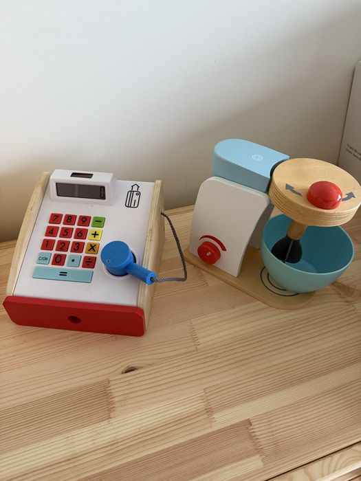 Cozinha Ikea com vários acessórios e conjunto de maquinas e alimentos