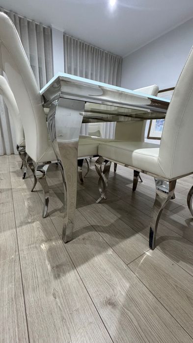 Vende-se mesa de jantar com 6 cadeiras e 1 móvel de Tv