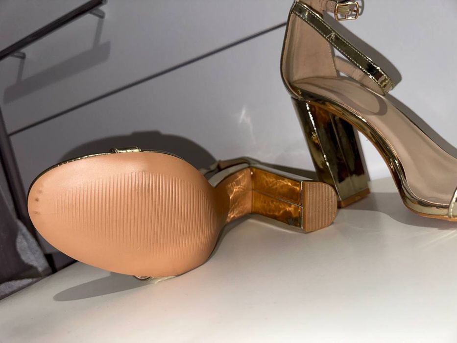 Босоніжки золоті pretty little things 39 розмір