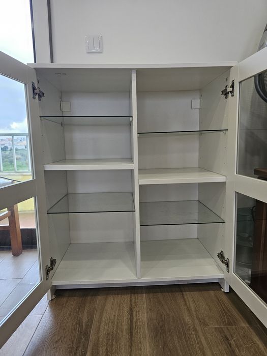 Aparador/Vitrina branca com portas de vidro