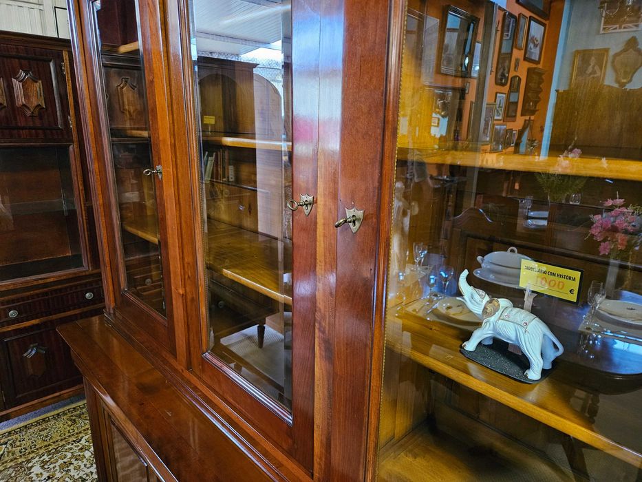 Excelente móvel em madeira maciça para sala ou escritório - óptim