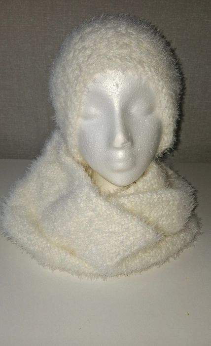 komplet biały kremowy szalik kołnierz + czapka z popmonem