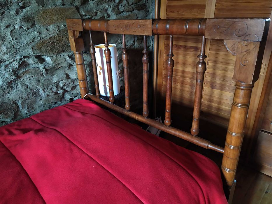 Cama de madeira antiga trabalhada + estrado + colchão