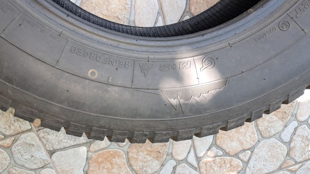 Продам резину Maxxis ArcticTrekker NP3 215/65 R16  102Т