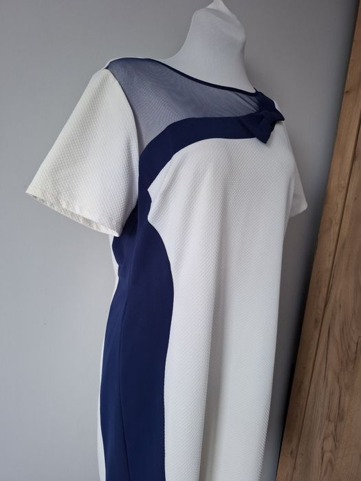 Klasyczna elegancka sukienka midi w dużym rozmiarze