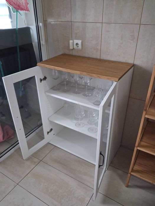 Estante com porta de vidros
