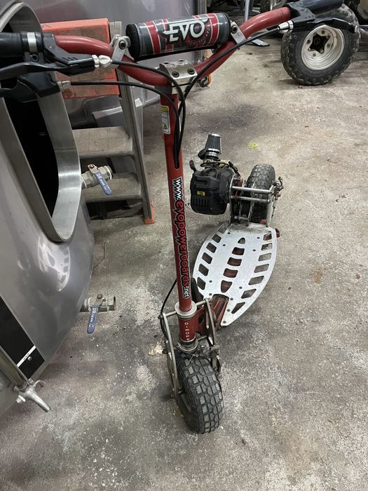 Trotinete, todo terreno a gasolina.