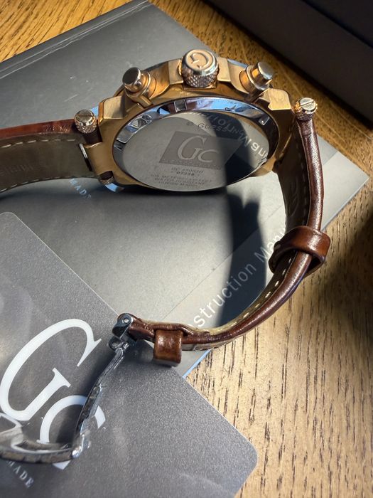 Швейцарський годинник бренду Guess