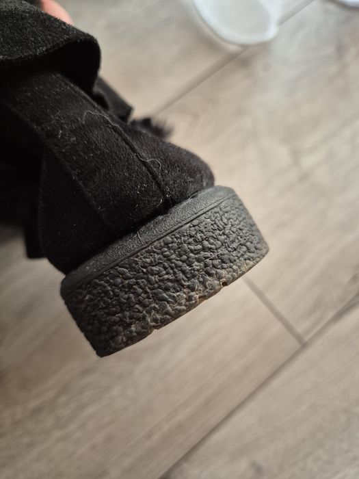 Czarne buty zamszowe z falbankami,39.5