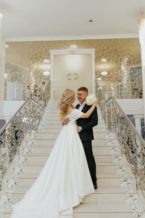 Продам шикарну весільну сукню після хімчистки