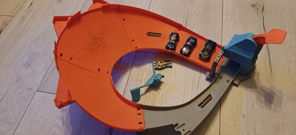 Tor hot wheels i samochodziki