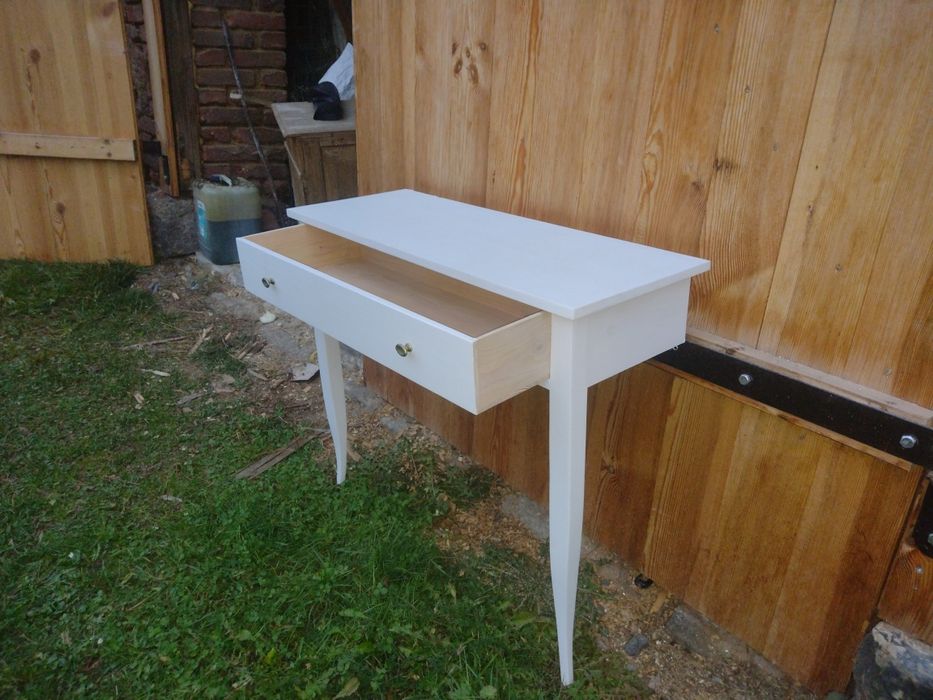 Biała konsola drewniana