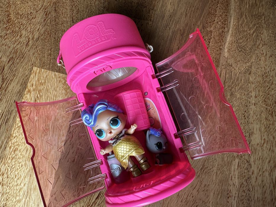 Laleczka LOL ze zwierzątkiem w pudełku perfum