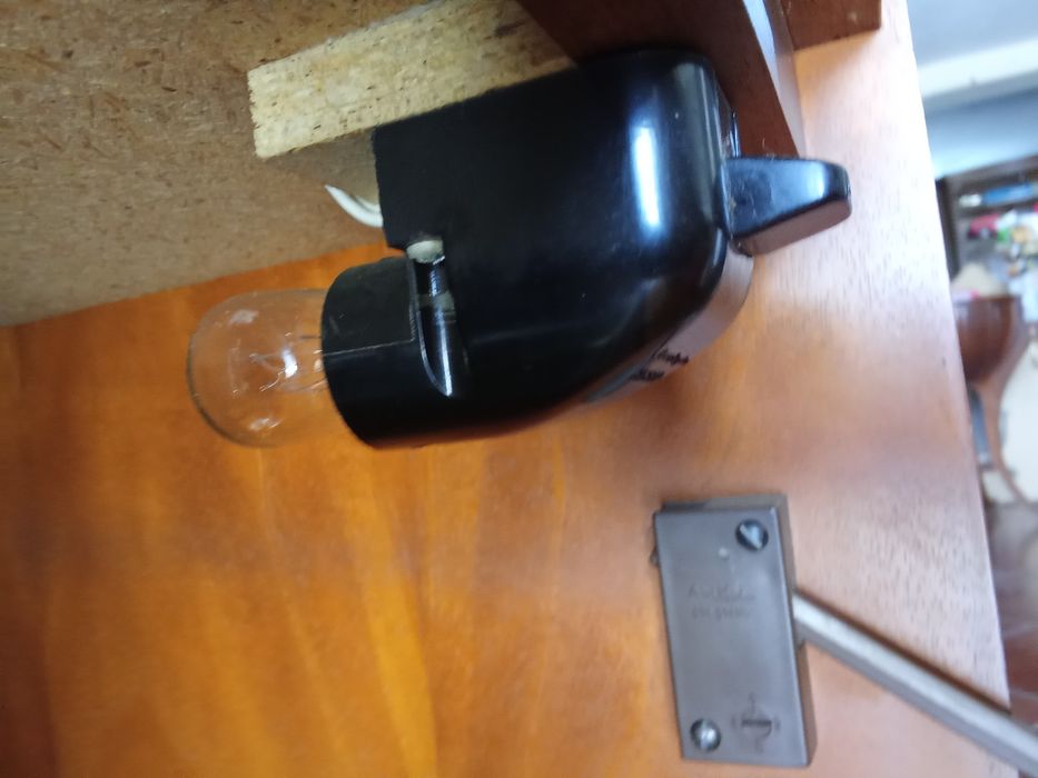 Móvel giradisco e rádio Grundig.