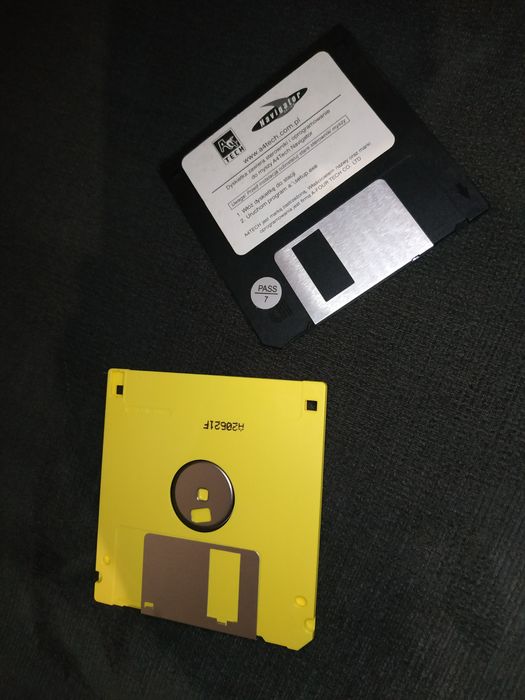 dyskietka 3,5" amulet brelok retro nośnik danych Korg Roland Yamaha