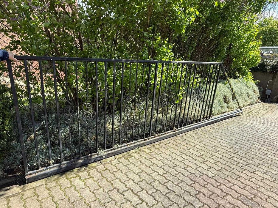 Brama wjazdowa przesuwna – 370cm światło, 520 cm długości