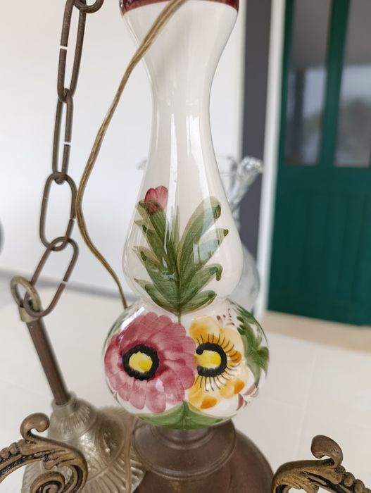 Candeeiro antigo com cabeça de latão e porcelana.