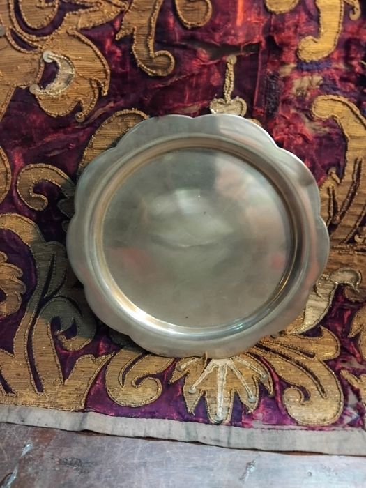 Salva em prata com marca e contraste