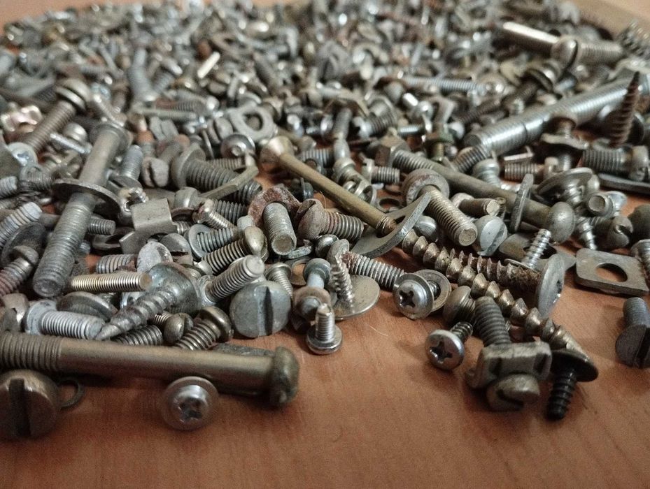 Різні болтики, гвинтики та ін., загальна вага 1,05 кг.