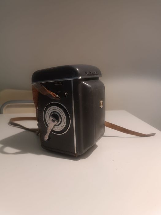 Yashica-Auto 6×6, câmara TLR (reflex de duas objetivas) para filme 120, com objetiva Yashinon 80 mm f/3.5. É um modelo de cerca de 1959.
