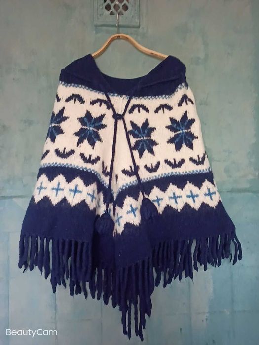 Шерстяне жіноче пончо в етнічному стилі з натуральної шерсті