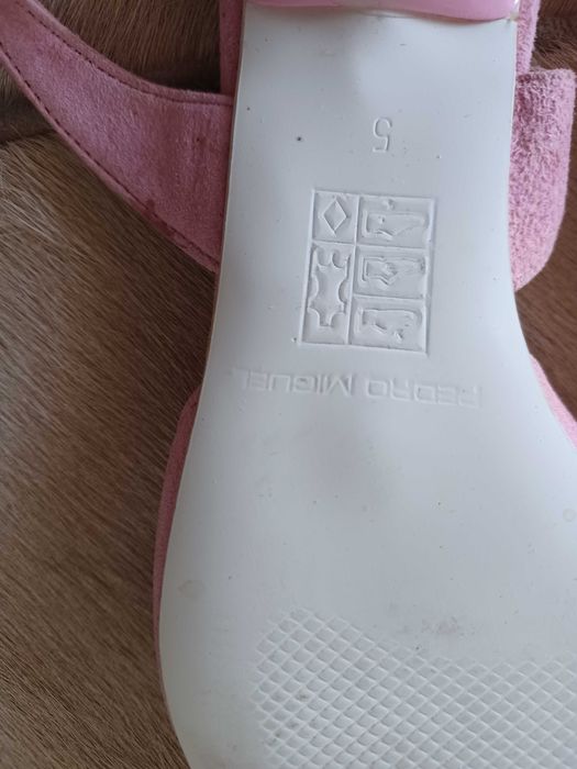 Sapatinhos de bico com salto baixo em cor de rosa