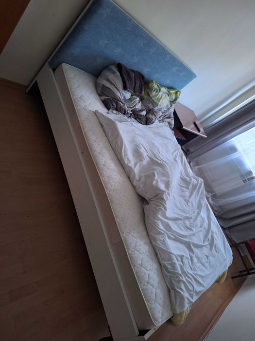 Likwidator sprzeda zestaw łóżek i tapczanów.