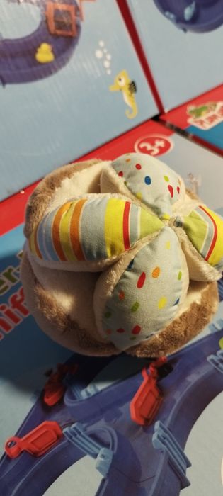 Piłka do chwytania z grzechotką wisząca