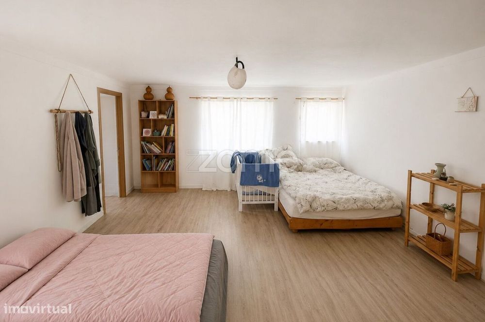 Moradia T5 parcialmente reabilitada + anexos