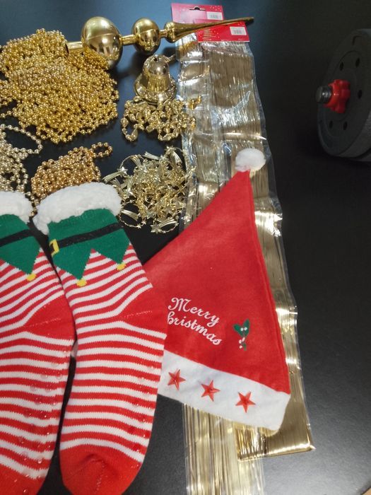 Złote ozdoby świąteczne + 2 skarpety + czapeczka
