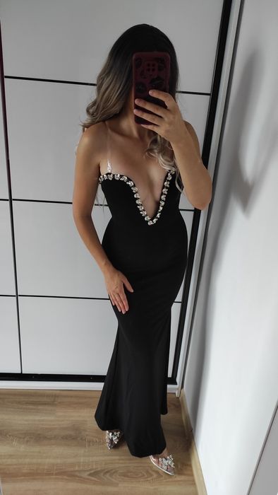 Wieczorowa sukienka z ozdobną górą