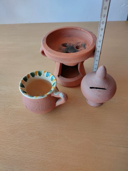 Conjunto de loiça antiga em cerâmica.