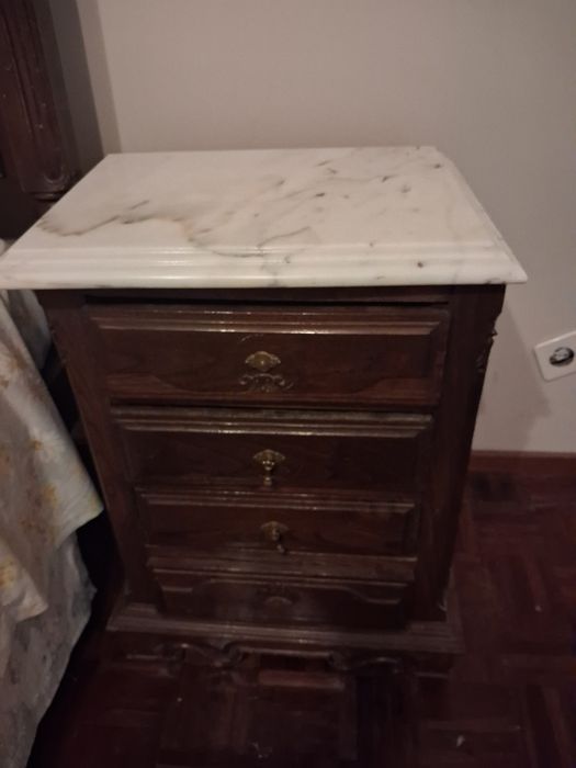 Cama de casal com 2 mesas de cabeceira e cómoda com tampos em mármore