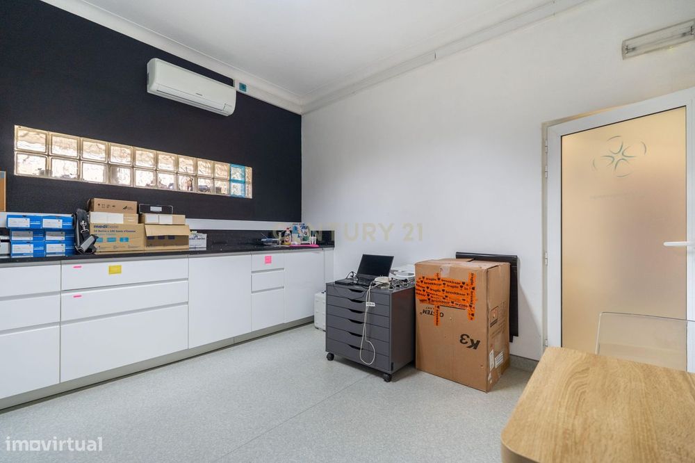 Clínica Dentária Equipada no Centro de Portimão – Oportunidade de Inve