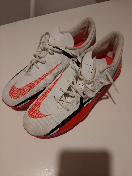 Chuteiras Nike Phantom brancas e laranjas
