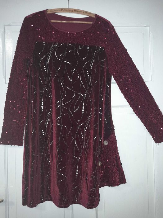 Sprzedam dwie nowe, piękne, czerwone sukienki imprezowe z cekinami