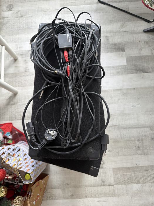 Mesa e caixas de som