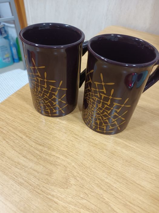 Two Identical Mugs436681082678159360