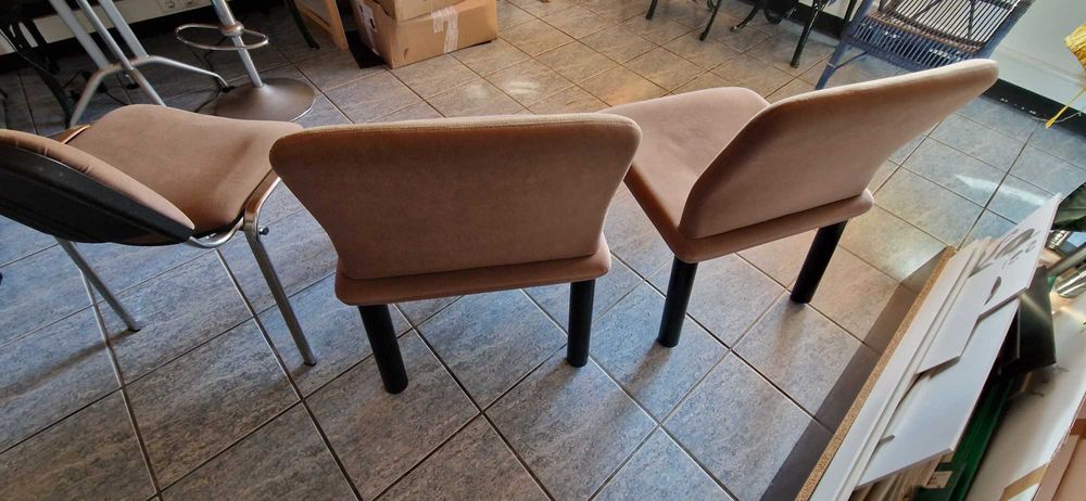 2 Sofás com revestimetno anti-alérgico